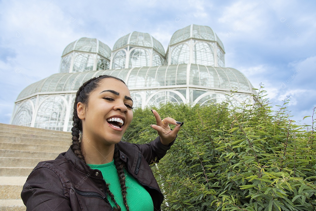 Mulher jovem garota feliz e sorridente