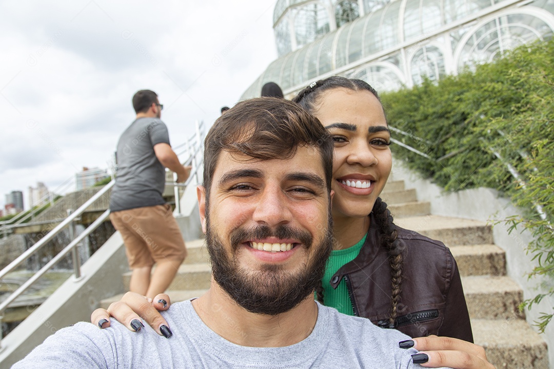 Casal felizes e sorridente tirando retratos