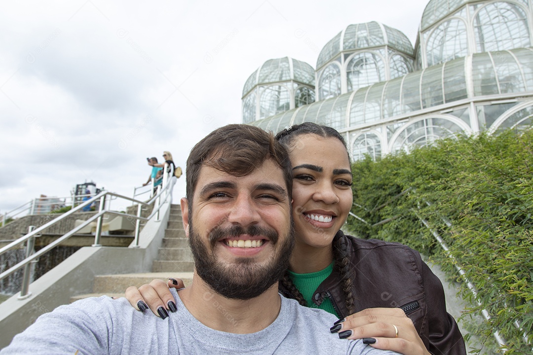Casal felizes e sorridente tirando retratos