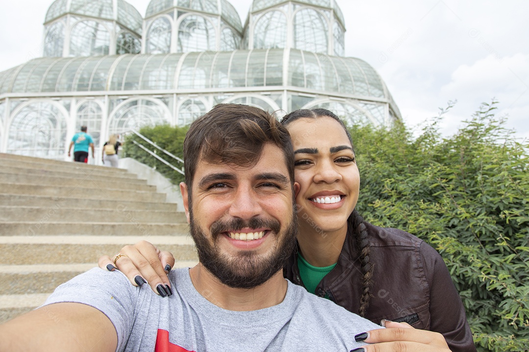 Casal felizes e sorridente tirando retratos