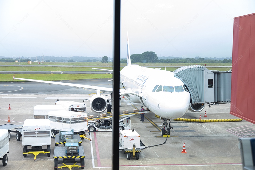 Pessoas pegando voo sobre aeroporto