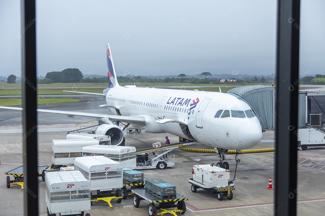 Pessoas pegando voo sobre aeroporto