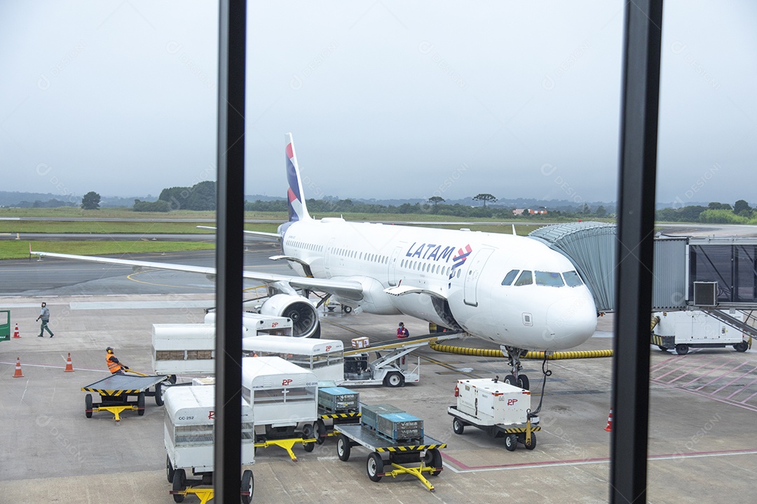 Pessoas pegando voo sobre aeroporto