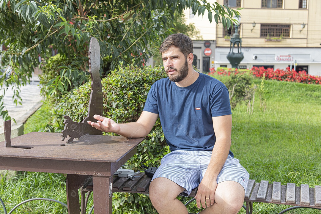 Homem jovem garoto feliz e sorridente