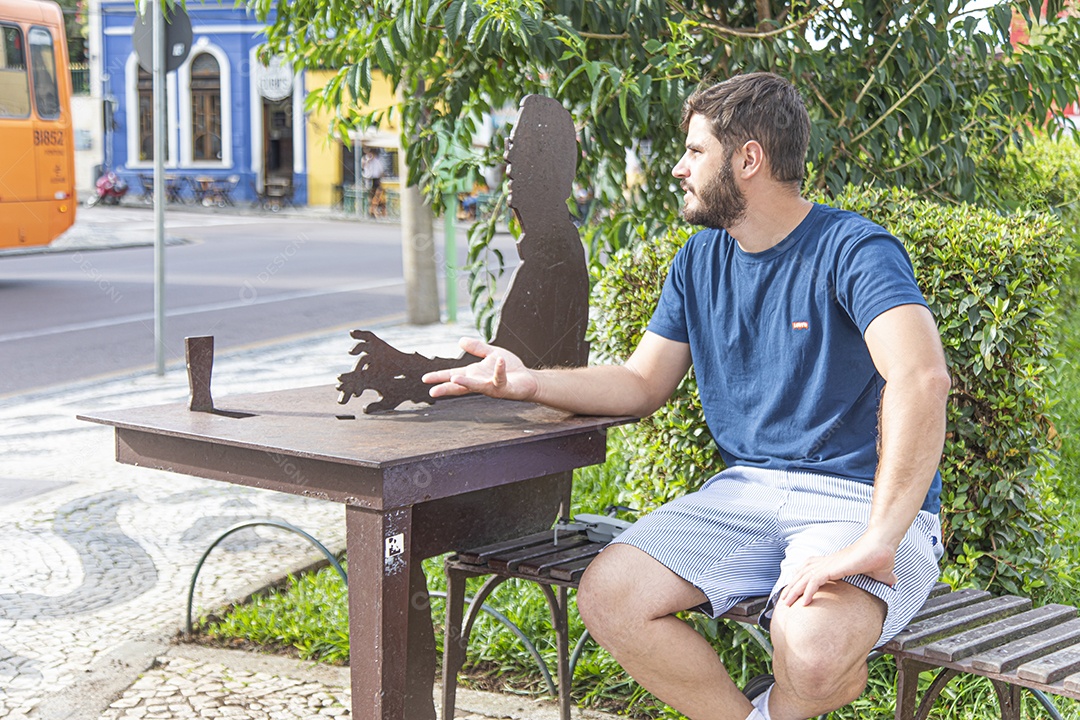 Homem jovem garoto feliz e sorridente
