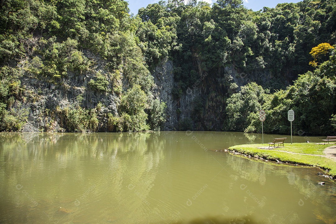 Lindo lago sobre parque