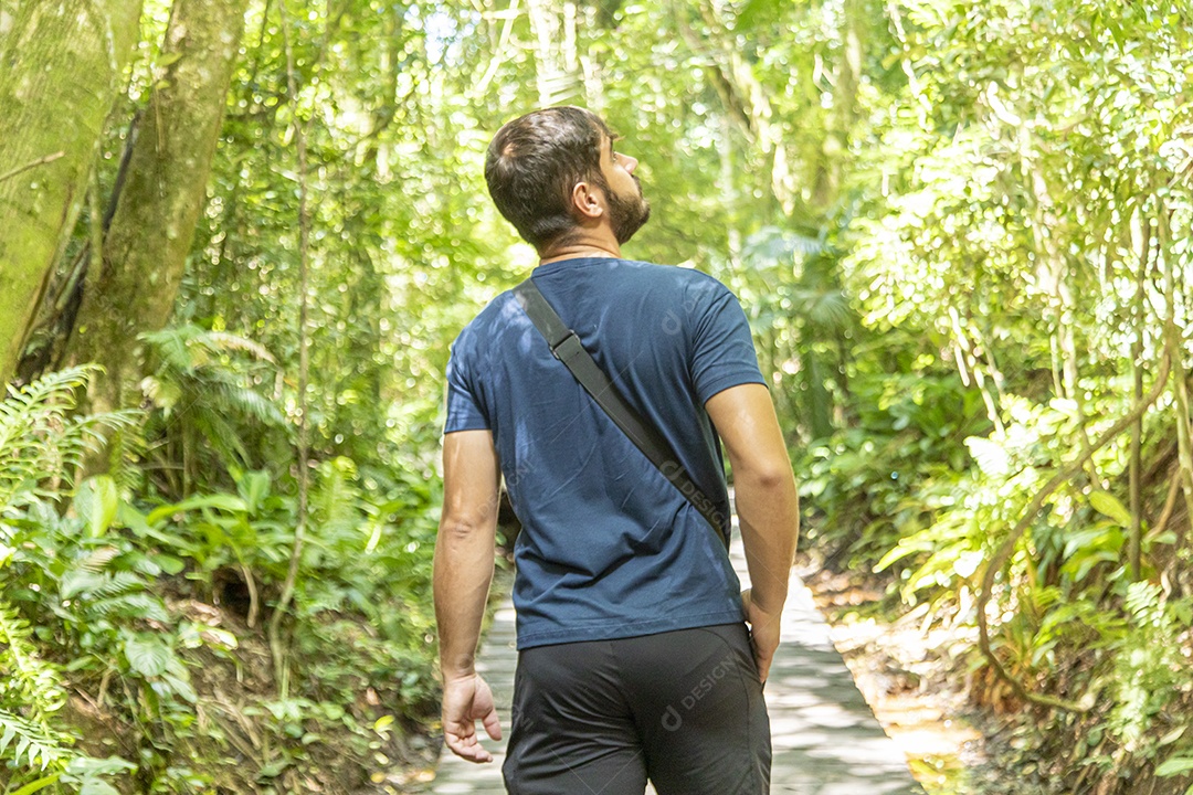 Homem feliz jovem sorridente turística