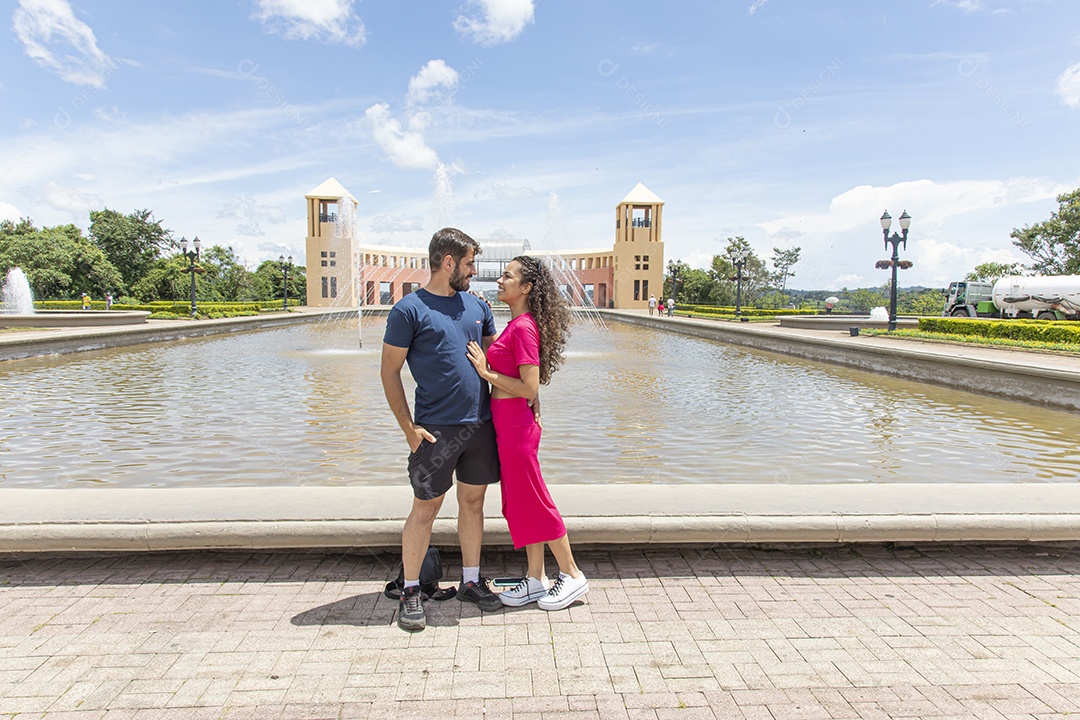 Lindo casal felizes tirando retrato sobre uma linda paisagem