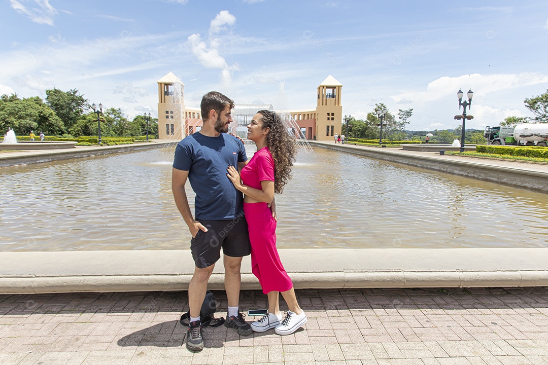 Lindo casal felizes tirando retrato sobre uma linda paisagem