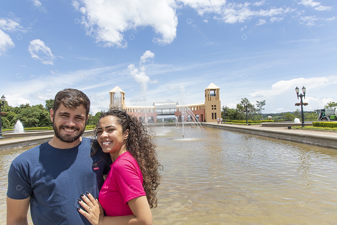 Lindo casal felizes tirando retrato sobre uma linda paisagem