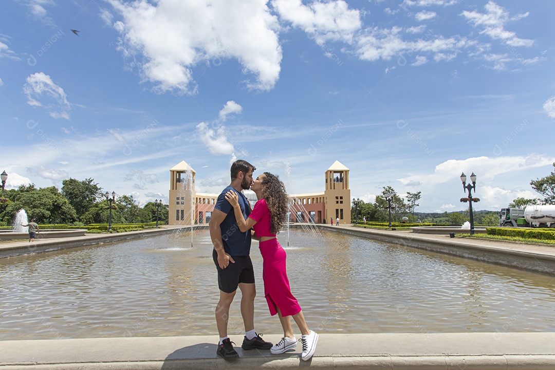 Lindo casal felizes tirando retrato sobre uma linda paisagem