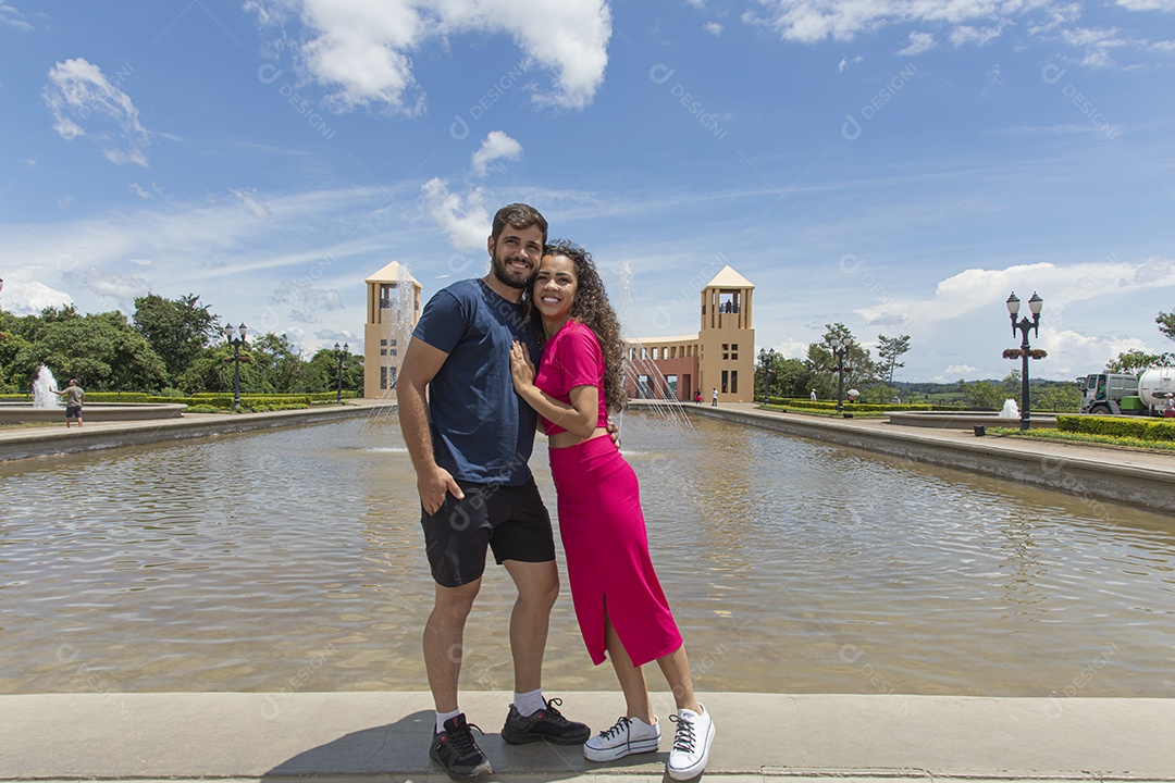 Lindo casal felizes tirando retrato sobre uma linda paisagem