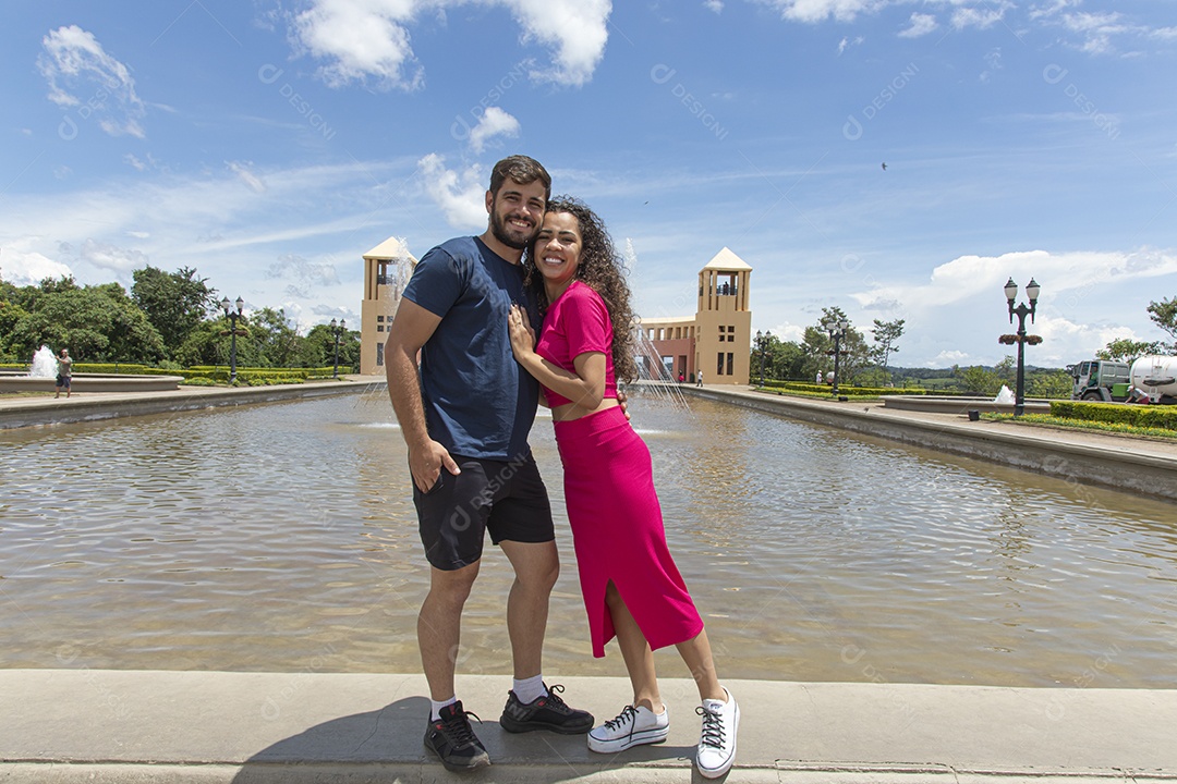 Lindo casal felizes tirando retrato sobre uma linda paisagem