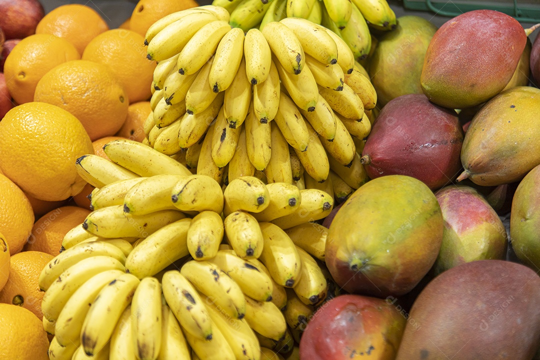 Frutas sobre prateleira de mercado