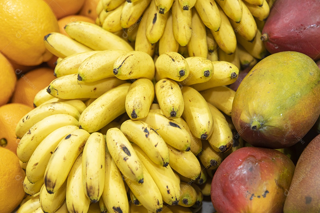 Frutas sobre prateleira de mercado