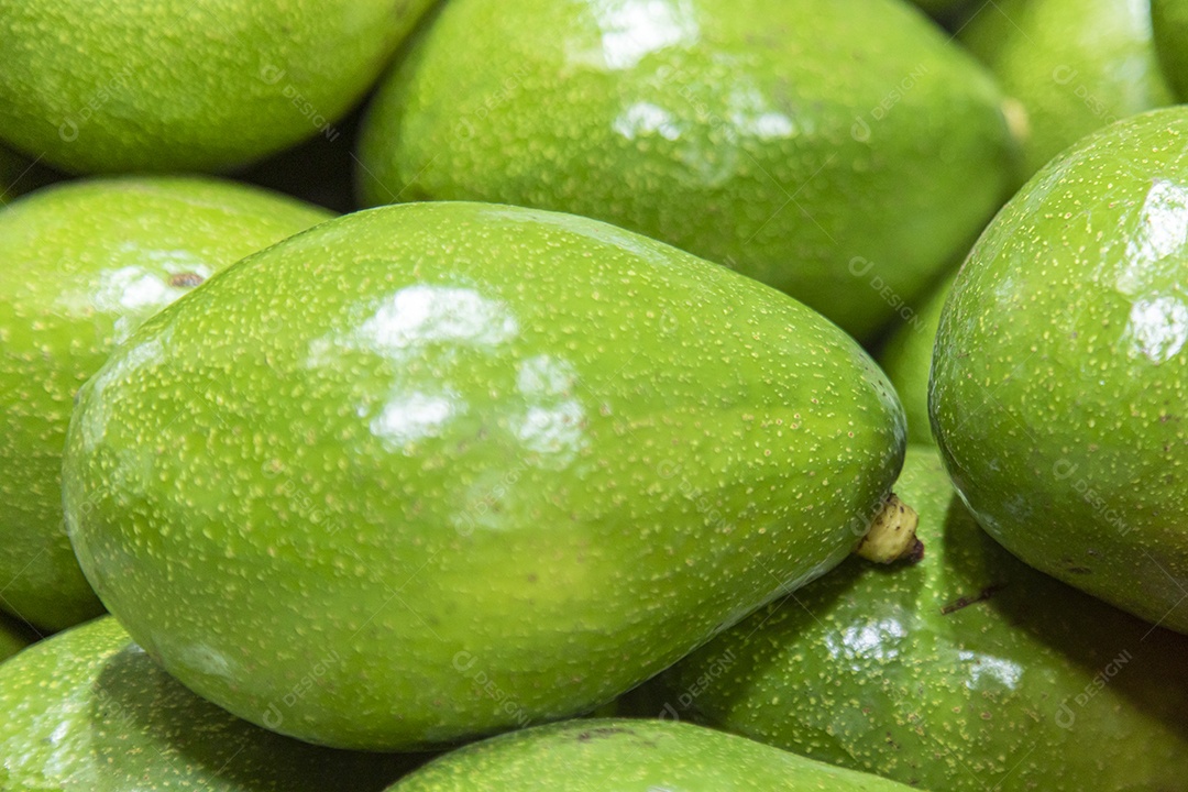 Frutas sobre prateleira de mercado