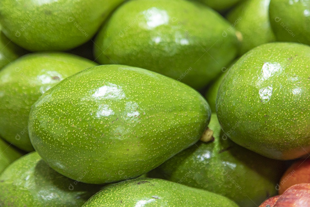 Frutas sobre prateleira de mercado