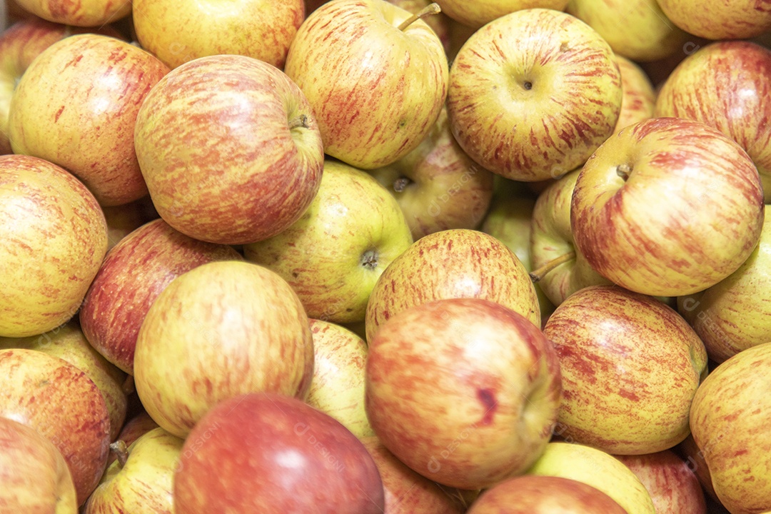 Maçãs sobre prateleira de mercado