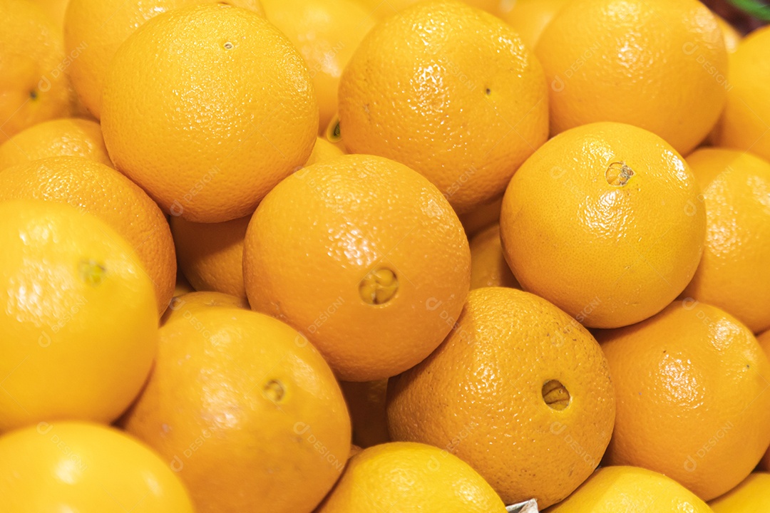 Laranjas frescas sobre prateleira de mercado