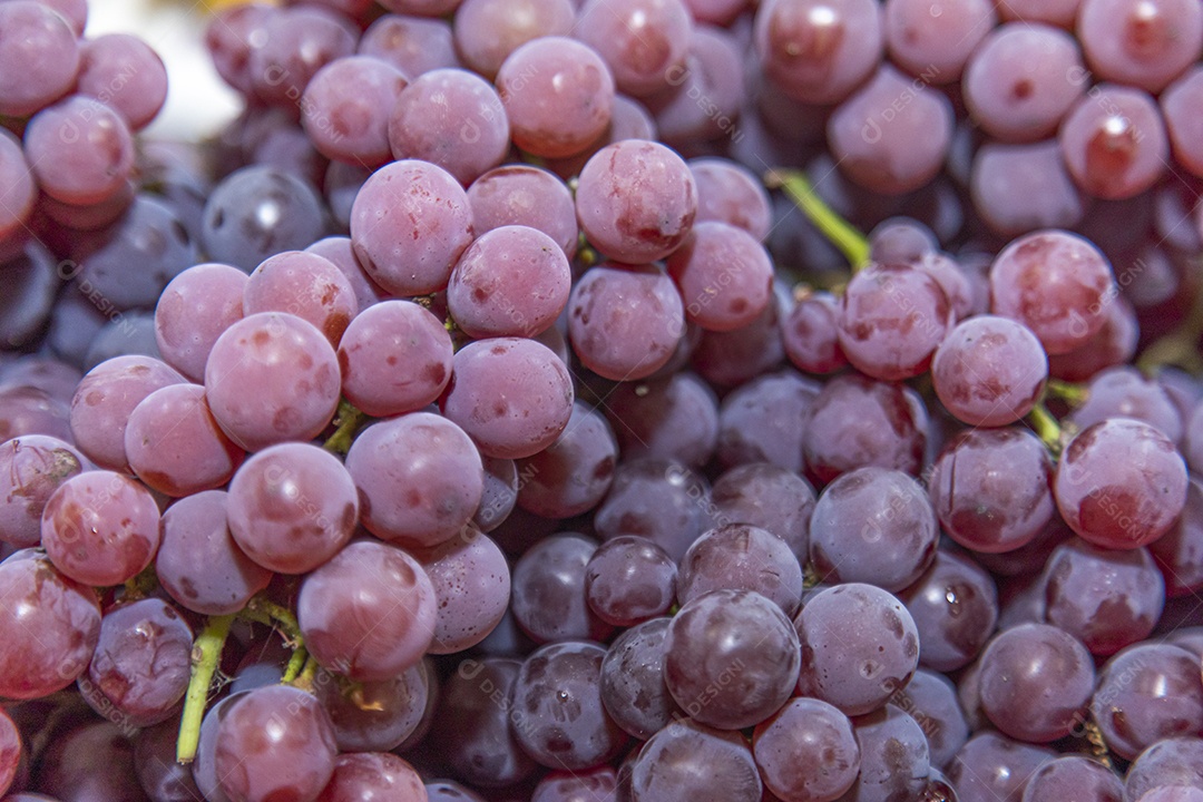 Uvas sobre prateleira de mercado