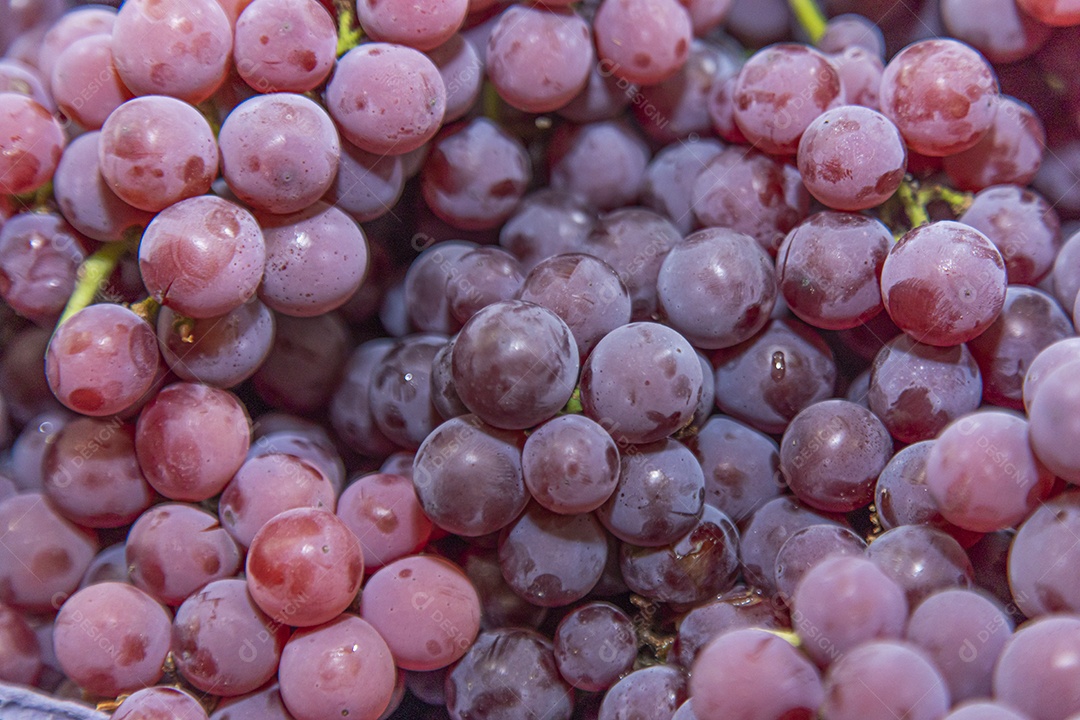 Uvas sobre prateleira de mercado