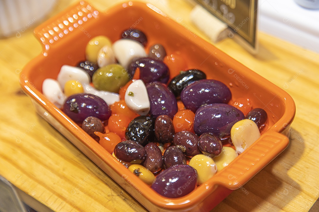 Comida sobre tigela mesa madeira