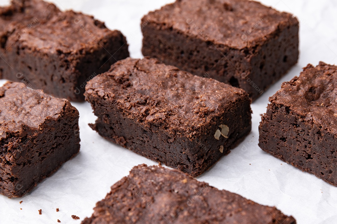 Pedaços de brownies sobre mesa de madeira branca