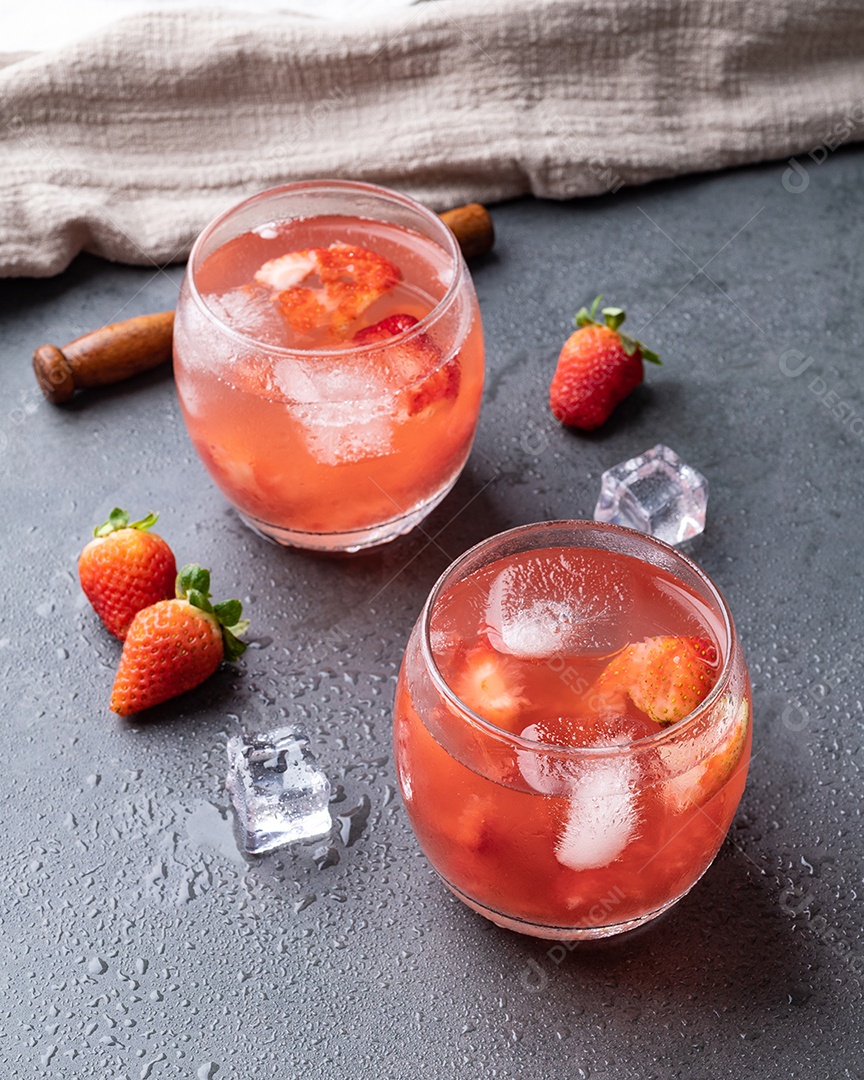 Caipirinha de morango brasileira em copos com gelo e frutas