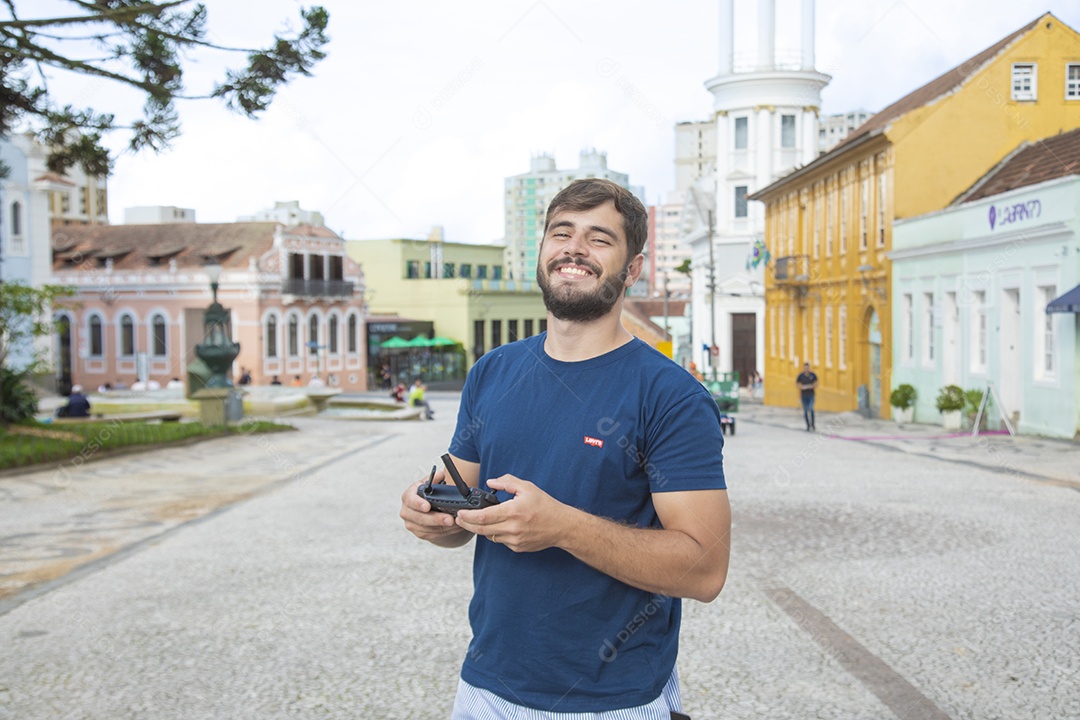 Homem feliz jovem sorridente turista