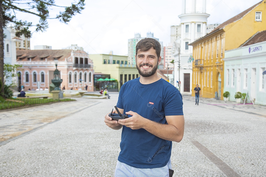 Homem feliz jovem sorridente turística