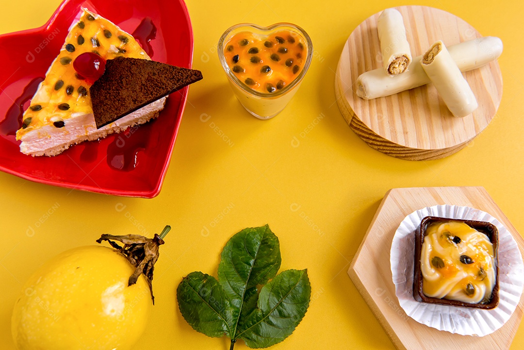 Sobremesas de maracujá em fundo amarelo
