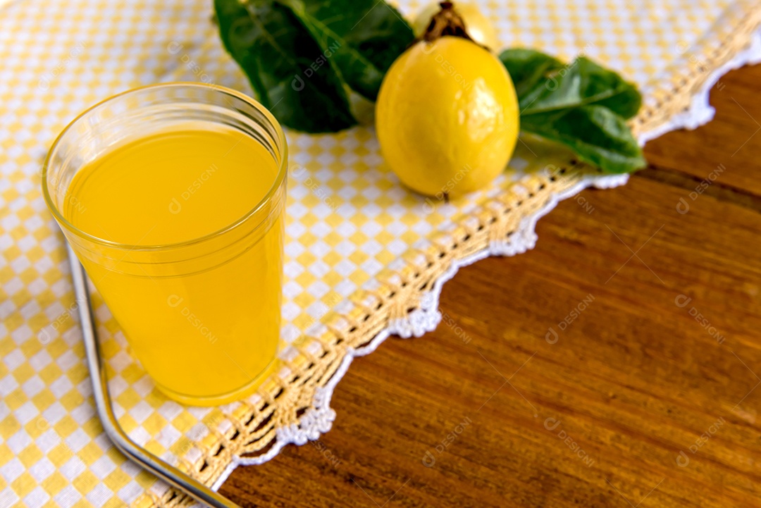 Suco de maracujá no fundo mesa madeira