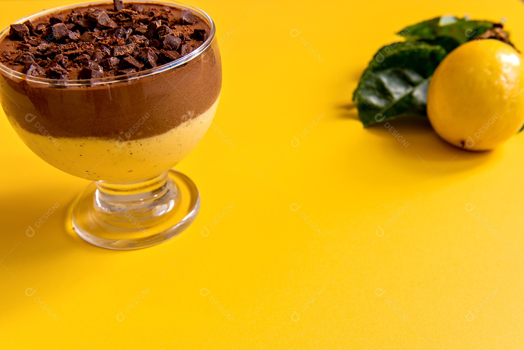 Mousse de maracujá com chocolate em fundo amarelo