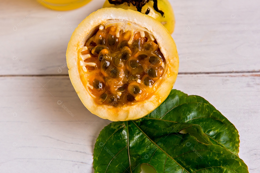 Maracujá amarelo cortado ao meio