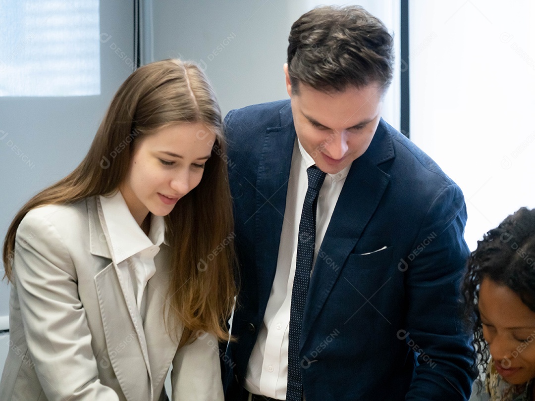 Empresários debatendo projeto que estão dando certo