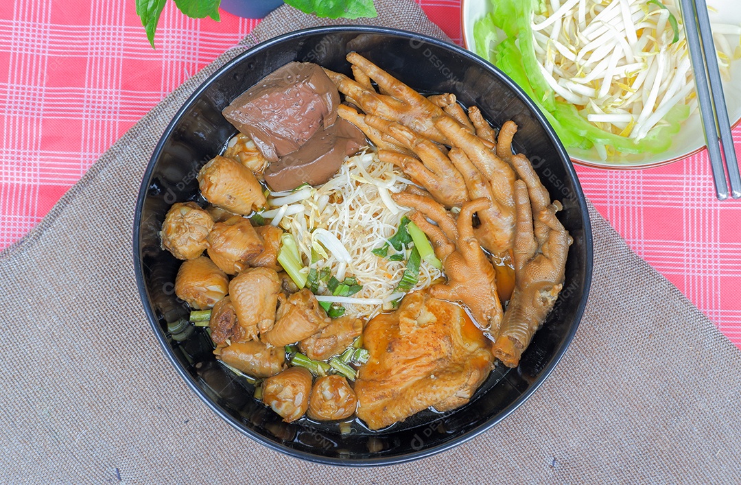 Macarrão de frango com pés de frango