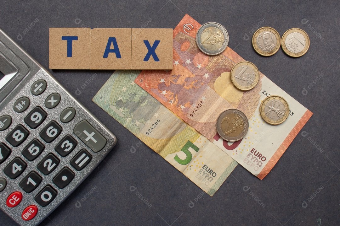 Dinheiro ao lado de calculadora sobre uma mesa