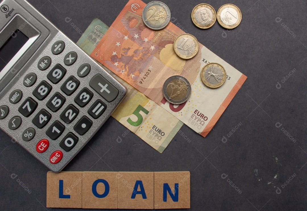 Dinheiro ao lado de calculadora sobre uma mesa