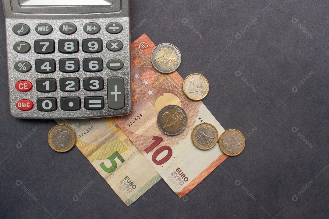 Dinheiro ao lado de calculadora sobre uma mesa