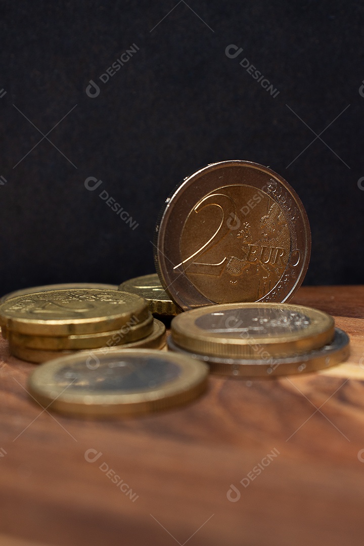 Moedas sobre uma mesa de madeira