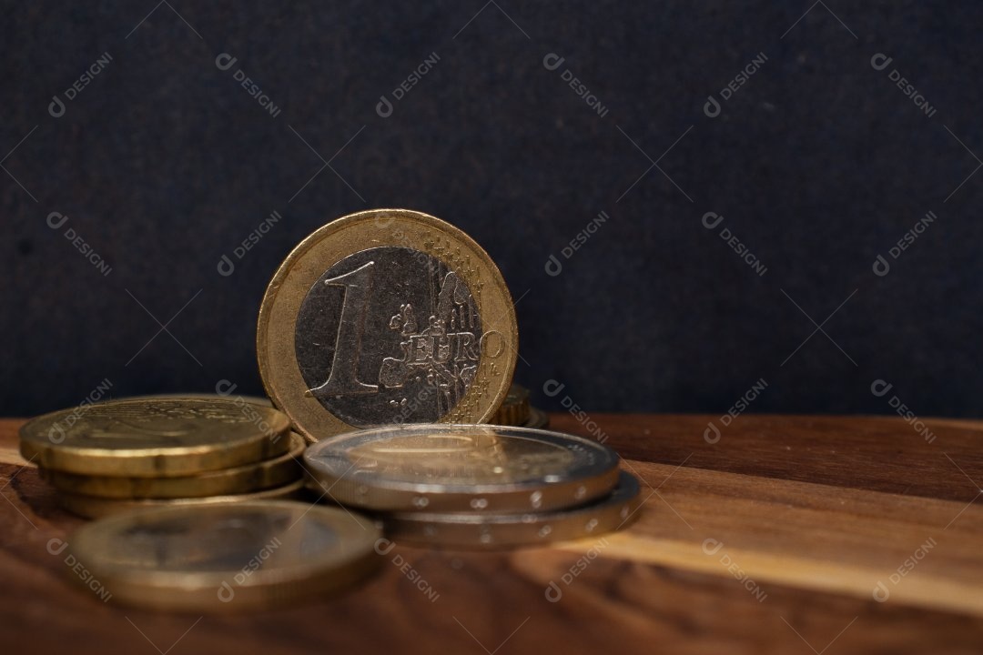 Moedas sobre uma mesa de madeira