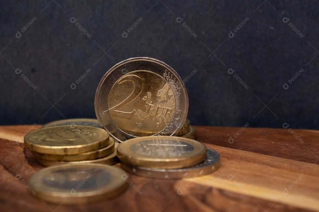 Moedas sobre uma mesa de madeira
