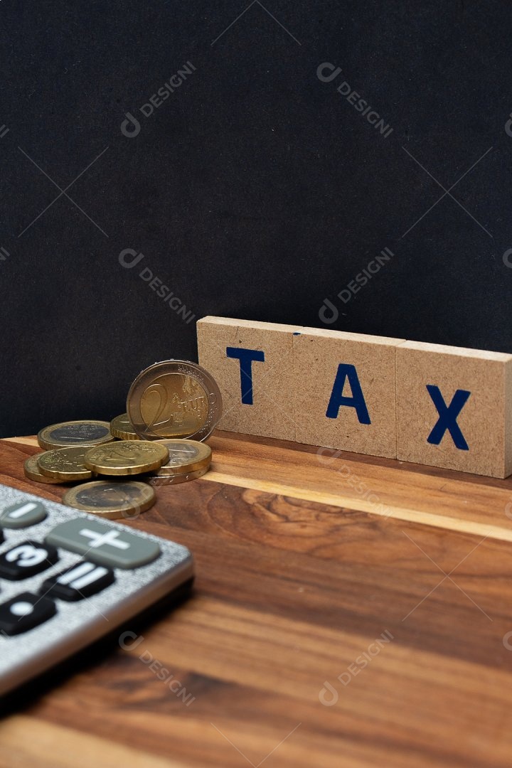 Dinheiro ao lado de calculadora sobre uma mesa