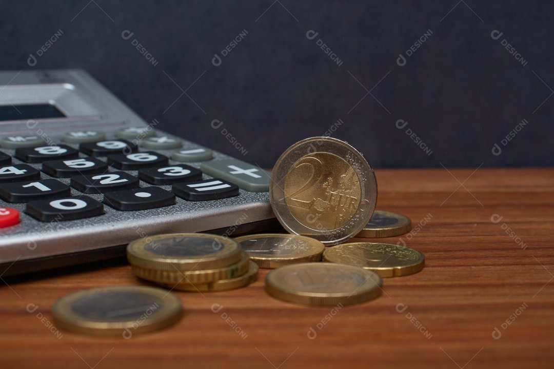 Dinheiro ao lado de calculadora sobre uma mesa