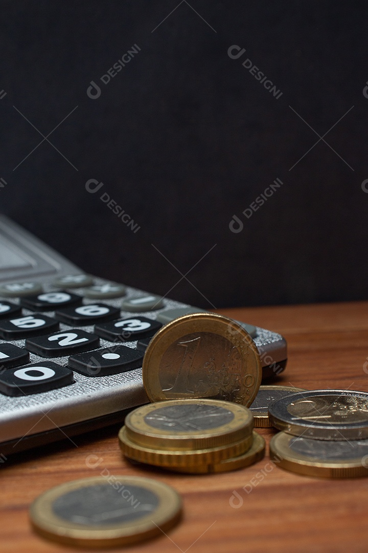 Dinheiro ao lado de calculadora sobre uma mesa