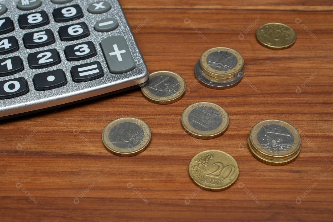 Dinheiro ao lado de calculadora sobre uma mesa