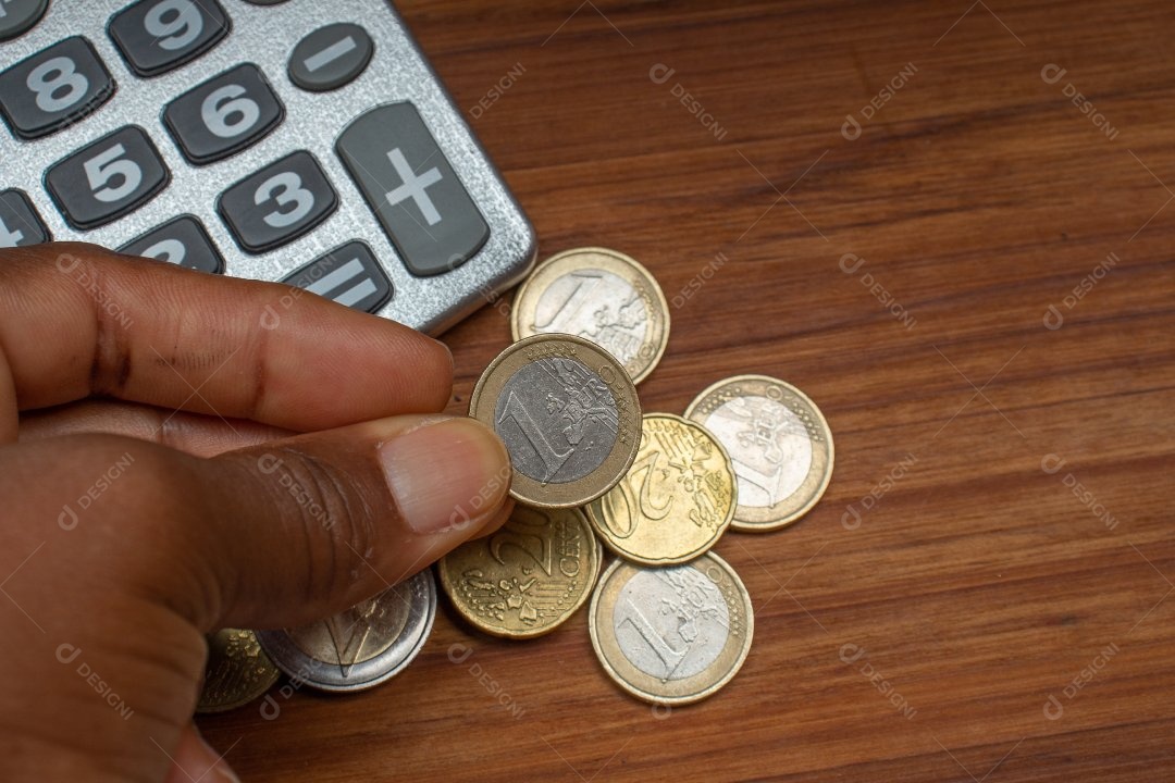 Dinheiro ao lado de calculadora sobre uma mesa