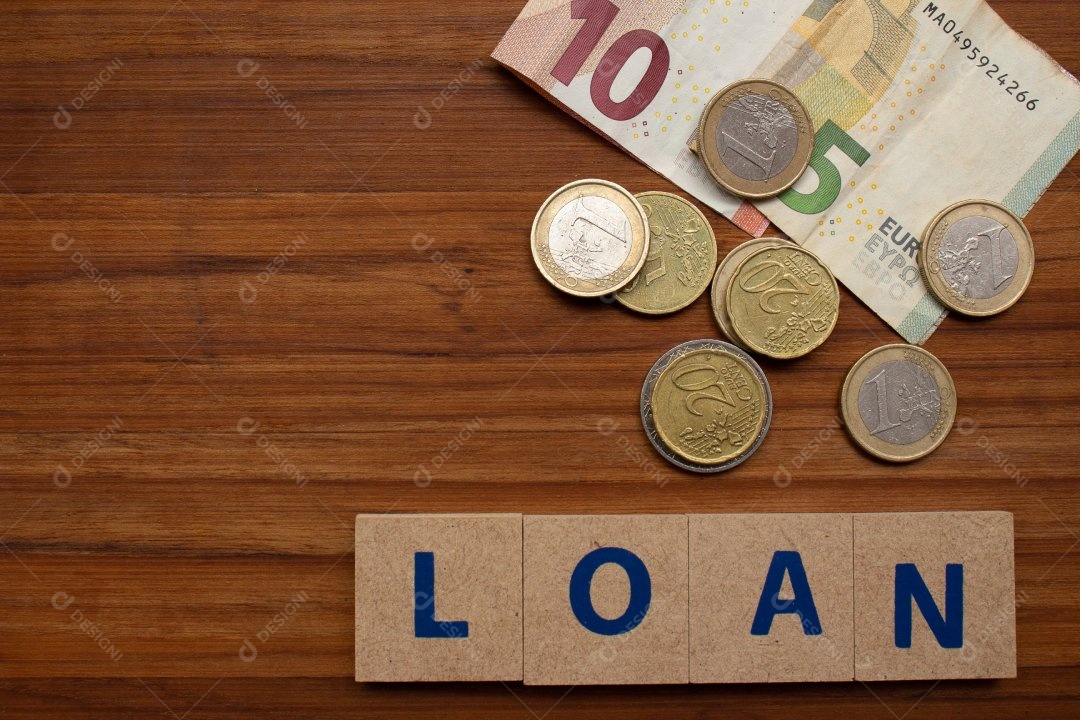 Dinheiro sobre uma mesa de madeira