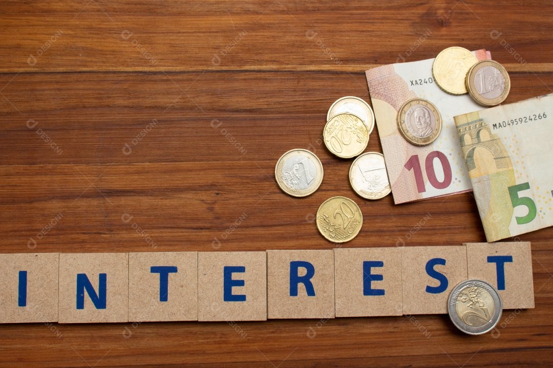 Dinheiro ao lado de calculadora sobre uma mesa