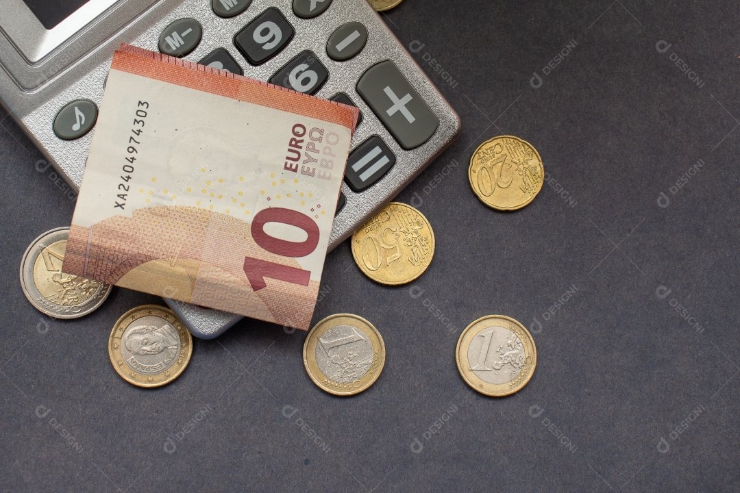 Dinheiro ao lado de calculadora sobre uma mesa